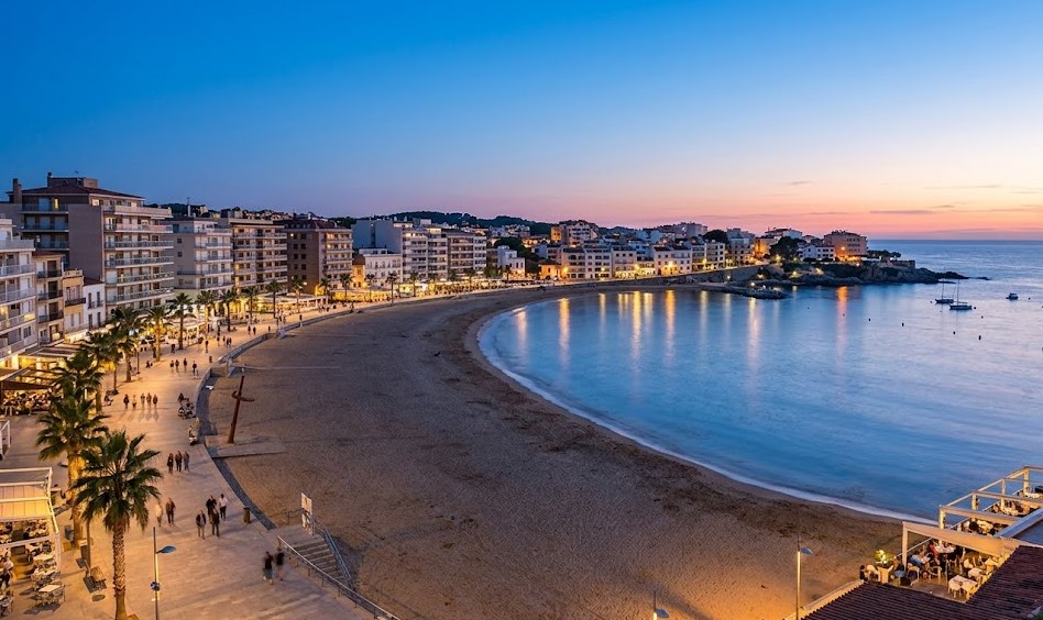 Vista paisajística de L'Escala y las playas de la Costa Brava en la comarca del Alt Empordà